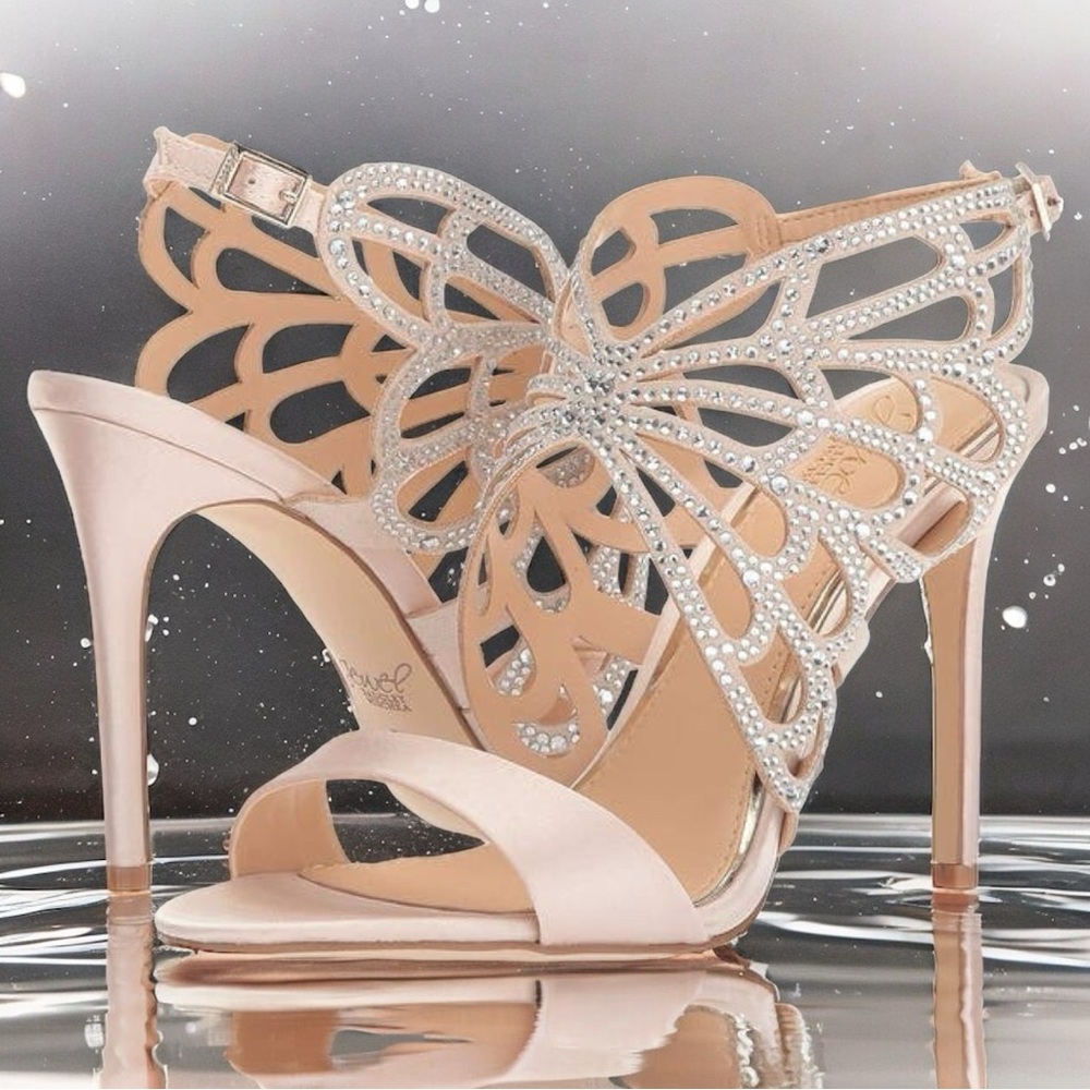 Jewel Badgley Mischka “Taresa” Butterfly Rhinestone Evening Sandals ✨
Size: 7